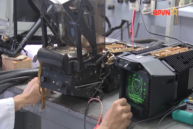 Ngoài việc hoàn thành xuất sắc nhiệm vụ sửa chữa, đại tu các dòng chiến đấu cơ của Không quân Việt Nam, Nhà máy A32 còn thực hiện việc sửa chữa nâng cấp các trang bị, vũ khí cho Quân chủng PK-KQ cũng như các đơn vị khác trong toàn quân. Nguồn ảnh: QPVN.