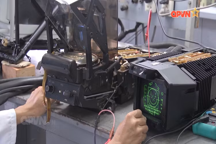 Ngoài việc hoàn thành xuất sắc nhiệm vụ sửa chữa, đại tu các dòng chiến đấu cơ của Không quân Việt Nam, Nhà máy A32 còn thực hiện việc sửa chữa nâng cấp các trang bị, vũ khí cho Quân chủng PK-KQ cũng như các đơn vị khác trong toàn quân. Nguồn ảnh: QPVN.