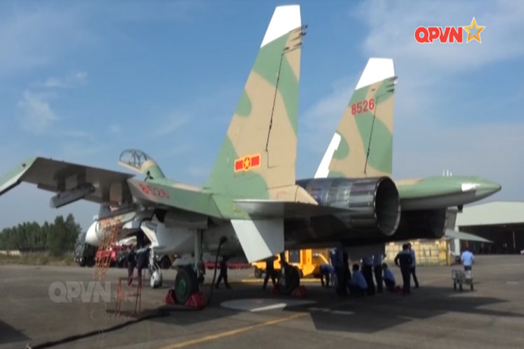 Đối với chiếc đấu cơ Su-27 mang số hiệu “8526” sau hoàn tất quá trình sửa chữa đại tu và tăng hạn, thời gian hoạt động của nó có thể kéo dài thêm 10 năm nữa. Và sau khi rời Nhà máy A32, Su-27 “8526” ngay lập tức quay trở lại thành phần trực chiến của Không quân Việt Nam. Nguồn ảnh: QPVN.