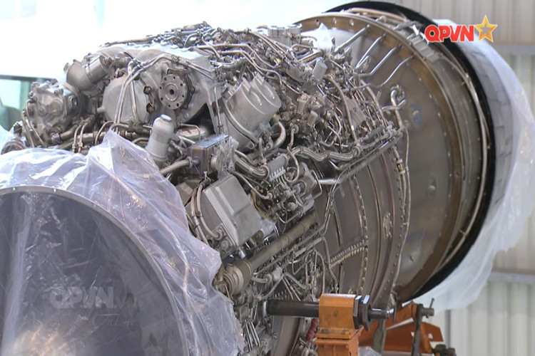 Và một trong số đó có thể nói tới là việc Nhà máy A32 cùng các chuyên gia nước ngoài đã hoàn thành chương trình đại tu, kéo dài hạn sử dụng cho chiếc tiêm kích Su-27UBK số hiệu 8526 sau nhiều năm sử dụng. Nguồn ảnh: QPVN.