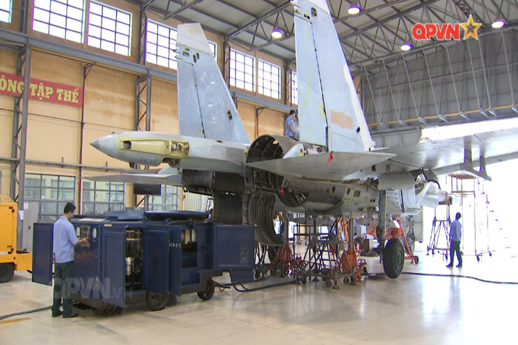 Sau những khó khăn trong giai đoạn đầu chương trình sửa chữa và tăng tổng niên hạn máy bay tiêm kích Su-27, đến nay Nhà máy A32 đã làm chủ hoàn toàn quy trình sửa chữa một trong những chiến đấu cơ hiện đại nhất của Không quân Việt Nam. Nguồn ảnh: QPVN.
