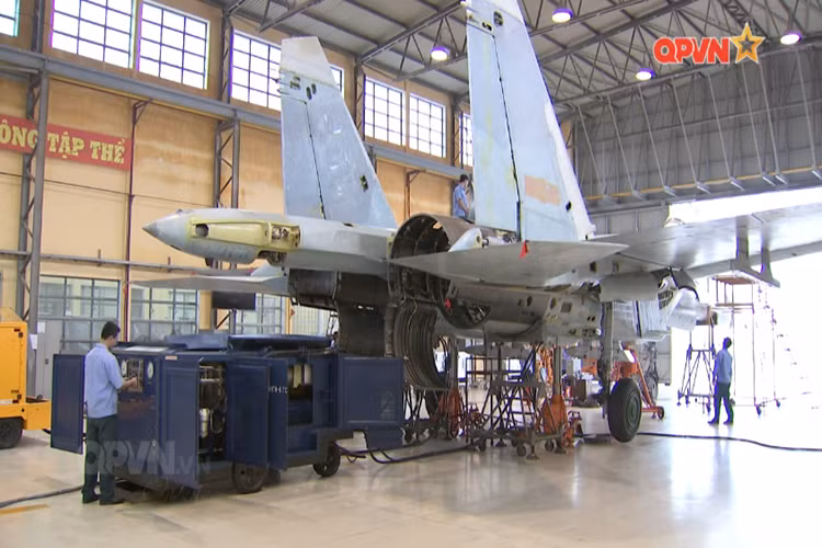 Sau những khó khăn trong giai đoạn đầu chương trình sửa chữa và tăng tổng niên hạn máy bay tiêm kích Su-27, đến nay Nhà máy A32 đã làm chủ hoàn toàn quy trình sửa chữa một trong những chiến đấu cơ hiện đại nhất của Không quân Việt Nam. Nguồn ảnh: QPVN.