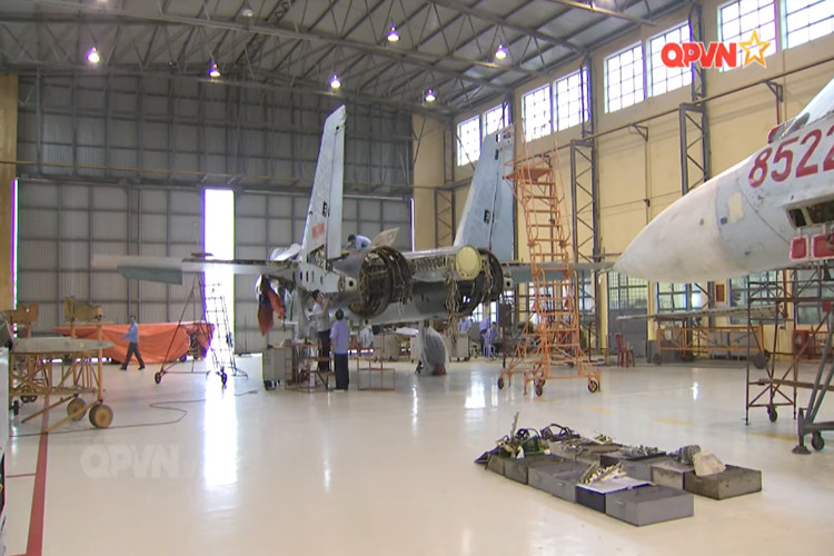Sau những khó khăn trong giai đoạn đầu chương trình sửa chữa và tăng tổng niên hạn máy bay tiêm kích Su-27, đến nay Nhà máy A32 đã làm chủ hoàn toàn quy trình sửa chữa một trong những chiến đấu cơ hiện đại nhất của Không quân Việt Nam. Nguồn ảnh: QPVN.
