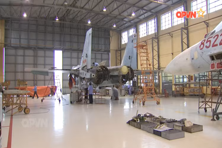 Sau những khó khăn trong giai đoạn đầu chương trình sửa chữa và tăng tổng niên hạn máy bay tiêm kích Su-27, đến nay Nhà máy A32 đã làm chủ hoàn toàn quy trình sửa chữa một trong những chiến đấu cơ hiện đại nhất của Không quân Việt Nam. Nguồn ảnh: QPVN.