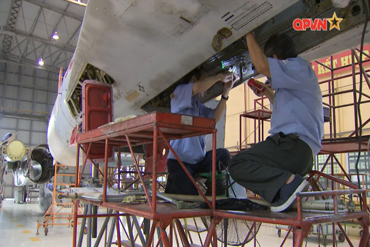 Đối với chiếc đấu cơ Su-27 mang số hiệu “8526” để hoàn tất quá trình sửa chữa đại tu và tăng hạn, nó phải trải qua hàng chục phân đoạn tại 11 phân xưởng của Nhà máy A32 với quy trình nghiêm ngặt nhất. Nguồn ảnh: QPVN.
