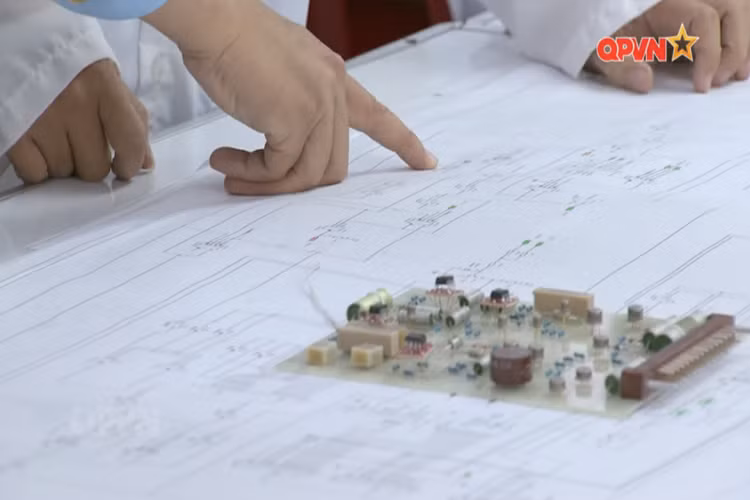 Với những kinh nghiệm thu được, đầu năm 2017, Nhà máy A32 đã đẩy nhanh tiến độ bằng cách đưa 2 chiếc Su-27SK số hiệu 6001 và 6003 lên dây chuyền bảo dưỡng cùng lúc. Nguồn ảnh: QPVN.