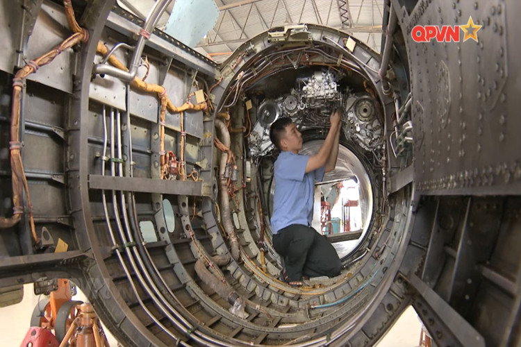 Bên trong khoang chứa động cơ của một chiếc Su-27 sau khi được tháo rã chuẩn bị cho quá trình sửa chữa lớn. Nguồn ảnh: QPVN.