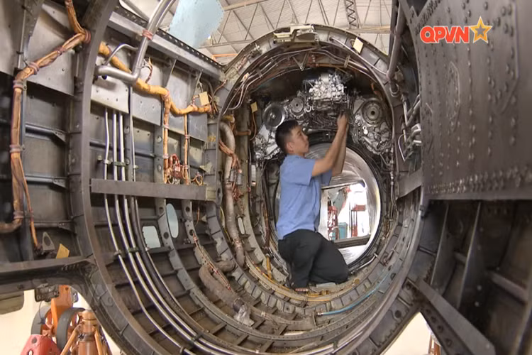 Bên trong khoang chứa động cơ của một chiếc Su-27 sau khi được tháo rã chuẩn bị cho quá trình sửa chữa lớn. Nguồn ảnh: QPVN.