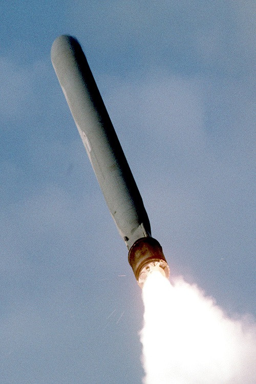 Mỗi tên lửa Tomahawk có trọng lượng chiến đấu vào khoảng 1.3 tấn và chiều dài 5,56 m, Tomahawk mang được đầu đạn nặng 450 kg hoặc đầu đạn hạt nhân W80. Tên lửa Tomahawk dù có tầm bắn lên tới 2.500km với hành trình cận âm 880km/h, Tomahawk vẫn có thể thay đổi mục tiêu khi đang di chuyển. Nguồn ảnh: seaforces.org.