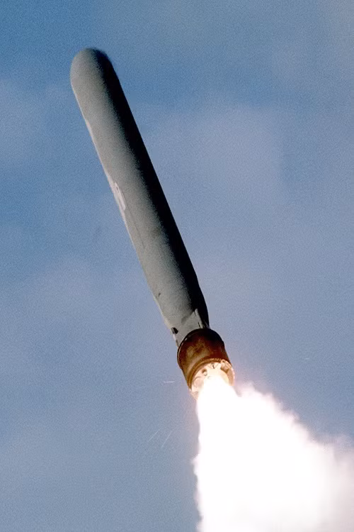 Mỗi tên lửa Tomahawk có trọng lượng chiến đấu vào khoảng 1.3 tấn và chiều dài 5,56 m, Tomahawk mang được đầu đạn nặng 450 kg hoặc đầu đạn hạt nhân W80. Tên lửa Tomahawk dù có tầm bắn lên tới 2.500km với hành trình cận âm 880km/h, Tomahawk vẫn có thể thay đổi mục tiêu khi đang di chuyển. Nguồn ảnh: seaforces.org.