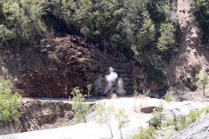 Nổ mìn phá đường hầm thứ 4 của bãi thử hạt nhân Punggye-ri.