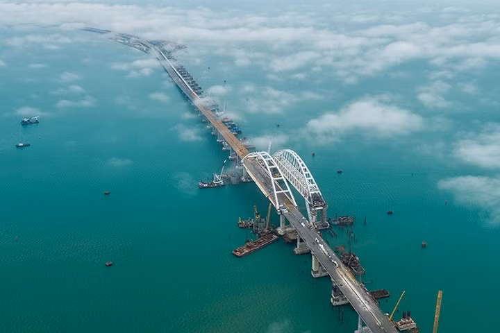 Cây cầu Crimea lịch sử nhìn từ trên cao. Ảnh: RT.