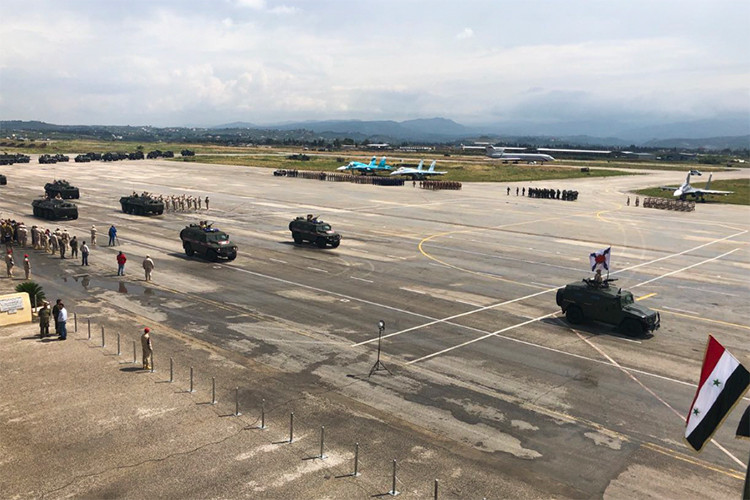 Trong lễ duyệt binh tại Syria của các lực lượng vũ trang Nga, có thể thấy các phương tiện cơ giới và vũ khí mặt đất gồm xe thiết giáp chở quân BTR-82AM, xe bọc thép Typhoon-K, Tigr, xe cứu kéo BREM-K trên khung gầm xe thiết giáp chở quân BTR-80. Nguồn ảnh: Bộ Quốc phòng Nga.