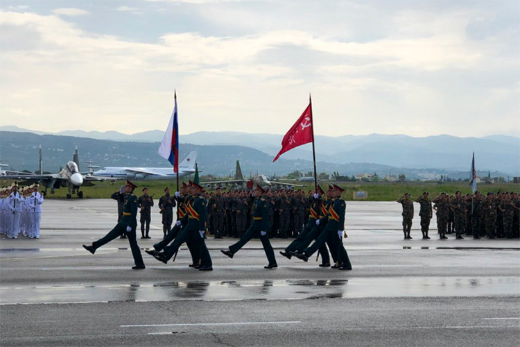 Mặc dù phô diễn số lượng vũ khí trang bị không phải quá hoành tráng như năm ngoái nhưng xét về độ trang nghiêm và tự hào thì dưới nét mặt của từng binh sĩ Nga trong lễ duyệt binh đều thể hiện được một cách xuất sắc. Nguồn ảnh: Bộ Quốc phòng Nga.