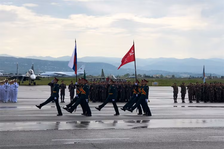 Mặc dù phô diễn số lượng vũ khí trang bị không phải quá hoành tráng như năm ngoái nhưng xét về độ trang nghiêm và tự hào thì dưới nét mặt của từng binh sĩ Nga trong lễ duyệt binh đều thể hiện được một cách xuất sắc. Nguồn ảnh: Bộ Quốc phòng Nga.