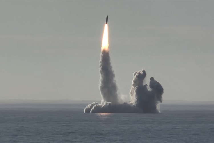 Còn về RSM-56 Bulava đây là tên lửa đạn đạo phóng từ tàu ngầm (SLBM) tiên tiến nhất của Hải quân Nga hiện nay, được phát triển từ cuối những năm 1990 và được đưa vào trang bị trong năm 2011. Hiện tại Bulava được triển khai trên ít nhất ba lớp tàu ngầm hạt nhân của Hải quân Nga. Nguồn ảnh: Bộ Quốc phòng Nga.