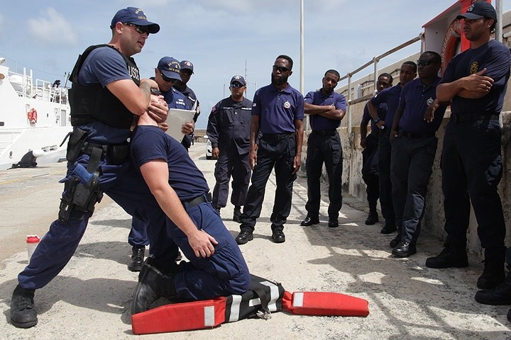 Một thành viên lực lượng tuần duyên Mỹ đang trình diễn kỹ năng chiến đấu tay không cho cán bộ tuần duyên của các nước Belize, Trinidad và Tobago, và Hà Lan.