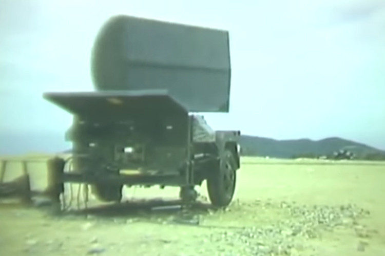 Còn đây là radar theo dõi mục tiêu Hawk CWAR với góc quay 360 độ, hệ thống radar này có tầm hoạt động từ 50-60km. Thiết kế cụm điều khiển và theo dõi của của Hawk CWAR cũng tương tự như Hawk PAR. Nguồn ảnh: WWIIPublicDomain.