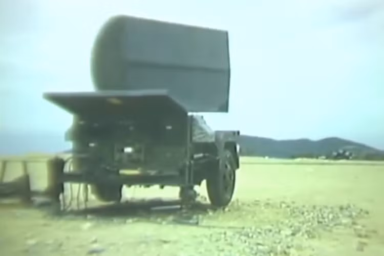 Còn đây là radar theo dõi mục tiêu Hawk CWAR với góc quay 360 độ, hệ thống radar này có tầm hoạt động từ 50-60km. Thiết kế cụm điều khiển và theo dõi của của Hawk CWAR cũng tương tự như Hawk PAR. Nguồn ảnh: WWIIPublicDomain.