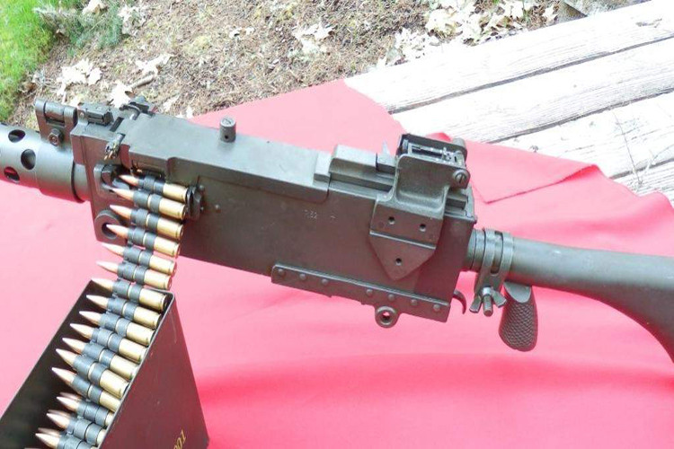 Do có kết cấu hoàn toàn bằng thép nên Browning M1919 có trọng lượng khá nặng và phải sử dụng giá đỡ trong chiến đấu điều này khiến Browning M1919 trở nên thiếu cơ động. Chính vì lý do này Browning M1919 dần bị Quân đội Mỹ thay thế bằng những khẩu trung liên như M60 vốn có tính cơ động hơn (cũng được sử dụng trong Chiến tranh Việt Nam). Nguồn ảnh: northwestfirearms.