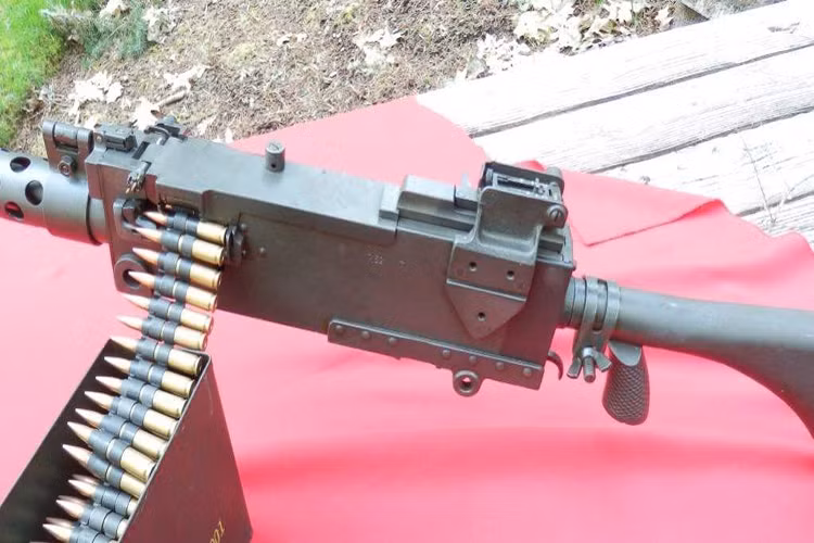 Do có kết cấu hoàn toàn bằng thép nên Browning M1919 có trọng lượng khá nặng và phải sử dụng giá đỡ trong chiến đấu điều này khiến Browning M1919 trở nên thiếu cơ động. Chính vì lý do này Browning M1919 dần bị Quân đội Mỹ thay thế bằng những khẩu trung liên như M60 vốn có tính cơ động hơn (cũng được sử dụng trong Chiến tranh Việt Nam). Nguồn ảnh: northwestfirearms.