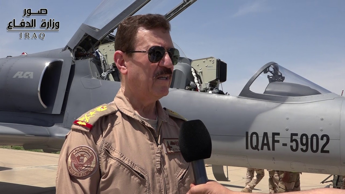 Theo những thông tin được công bố, L-159T1 là máy bay đa năng hạng nhẹ do hãng AERO nghiên cứu phát triển dựa trên mẫu máy bay huấn luyện L-59 Super Albastros từ đầu những năm 1990, đơn giá một chiếc mới tinh khoảng 13-15 triệu USD. Trong ảnh là Tướng Anwar Hamad Amen - Tư lệnh Không quân Iraq. Nguồn ảnh: loqeja.review.