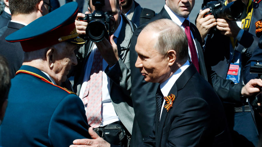 Hình ảnh Tổng thống Putin tiến tới bắt tay và mời người cựu binh đến Vườn Alexander cùng mình. Ảnh: gazeta.ru.