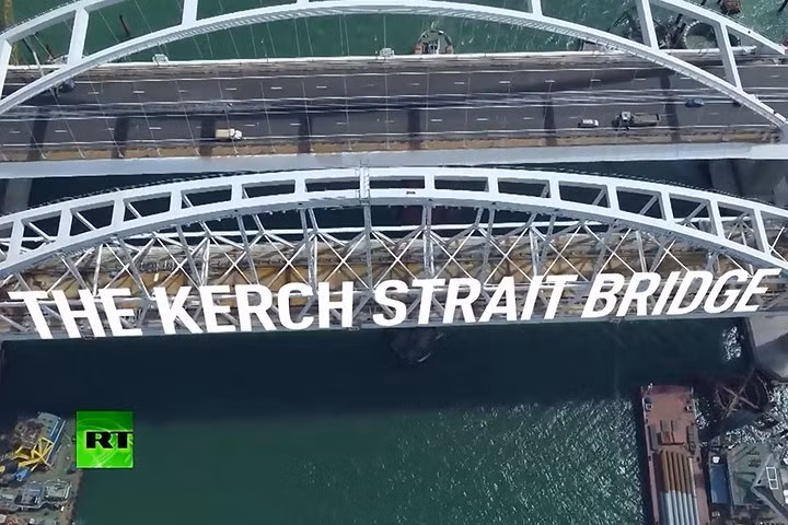 Cầu Crimea còn được gọi là cầu Kerch hoặc cầu Eo biển Kerch. Ảnh: RT.