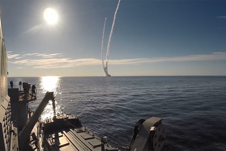 Moscow kỳ vọng tên lửa đạn đạo RSM-56 Bulava sẽ là xương sống của lực lượng hạt nhân chiến lược Hải quân Nga này trong vòng vài thập kỷ tới trước khi họ có một ứng cử viên mới thay thế tiên tiến hơn. Nguồn ảnh: Bộ Quốc phòng Nga.