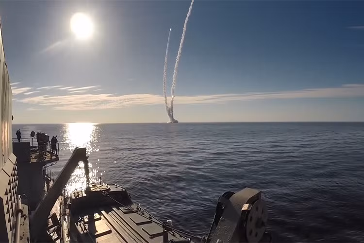 Moscow kỳ vọng tên lửa đạn đạo RSM-56 Bulava sẽ là xương sống của lực lượng hạt nhân chiến lược Hải quân Nga này trong vòng vài thập kỷ tới trước khi họ có một ứng cử viên mới thay thế tiên tiến hơn. Nguồn ảnh: Bộ Quốc phòng Nga.