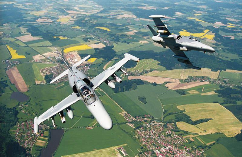 Hệ thống động cơ chính của L-159 là động cơ phản lực Honeywell F124 -GA-100 có công suất 6.330lbf cho phép máy bay có thể di chuyển với vận tốc 936km/h ở trần bay tối đa hơn 13.000m. Trọng lượng cất cánh tối đa của nó là 8.000kg. Nguồn ảnh: Defense Industry Daily.