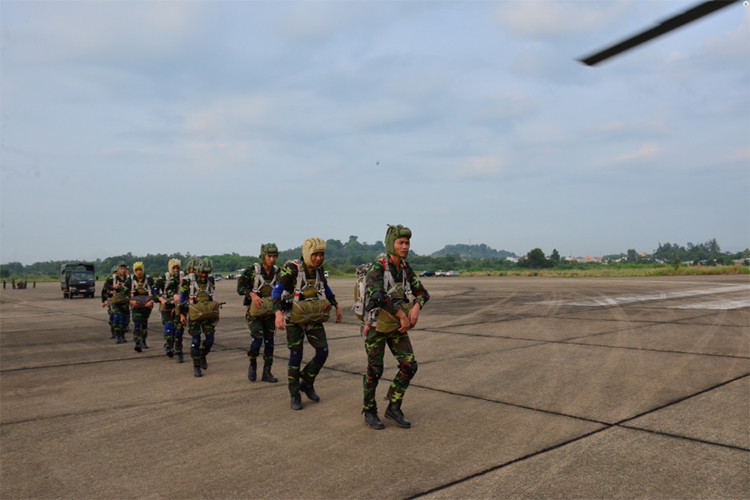 Để tham gia thực hành nhảy dù các quân nhân đều phải nắm chắc lý thuyết giáo trình huấn luyện; thuần thục các động tác cơ bản ở mặt đất, rời cửa máy bay, lái dù, tiếp đất; xử lý các tình huống bất trắc trên không và dưới đất. Ảnh: Hành quân ra máy bay.
