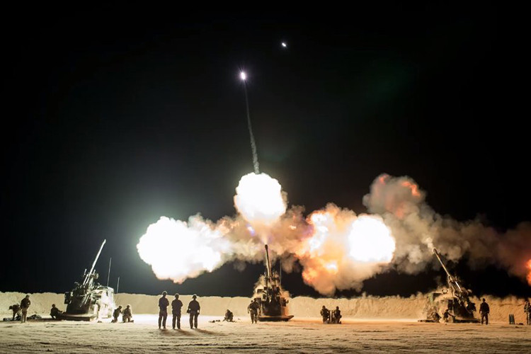 Caesar được trang bị hệ thống nạp đạn bán tự động cùng nòng pháo 155mm/L52, tốc độ bắn tối đa có thể đạt đến 6-8 viên/phút trong chế độ bắn liên tục hoặc 3 viên/15 giây ở chế độ bắn nhanh. Kíp chiến đấu gồm 6 người. Nguồn ảnh: Twitter.