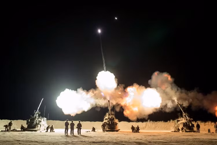 Caesar được trang bị hệ thống nạp đạn bán tự động cùng nòng pháo 155mm/L52, tốc độ bắn tối đa có thể đạt đến 6-8 viên/phút trong chế độ bắn liên tục hoặc 3 viên/15 giây ở chế độ bắn nhanh. Kíp chiến đấu gồm 6 người. Nguồn ảnh: Twitter.