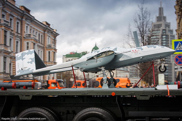 Nếu Uran-9 giúp binh sĩ Nga dành ưu thế dưới mặt đất thì trên không họ còn được sự hỗ trợ của máy bay tấn công không người lái Korsar, mẫu UAV này có khả năng hoạt động ngày đêm, được thiết kế để giám sát, thu thập mục tiêu theo thời gian thực. Nguồn ảnh: The Aviationist.