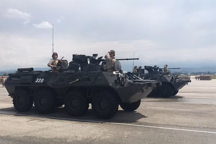 Ngoài các phương tiện cơ giới của Nga còn có sự xuất hiện của một số vũ khí của Quân đội Syria tham gia duyệt binh như xe bọc thép, pháo phản lực và xe tải chở quân. Trong ảnh là xe bọc thép BTR-82A của Nga tham gia duyệt binh tại Khmeimim. Nguồn ảnh: Bộ Quốc phòng Nga.