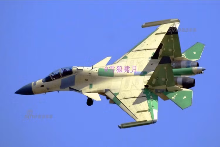 J-15D là máy bay tác chiến điện tử do Tập đoàn máy bay Thẩm Dương (Trung Quốc) nghiên cứu chế tạo dự trên nguyên mẫu của máy bay chiến đấu J-15. J-15D được trang bị hệ thống chế áp điện tử ở đầu cánh, tương tự máy bay tác chiến điện tử EA-18G của Quân đội Mỹ. Trong ảnh là nguyên mẫu J-15D đang được Trung Quốc thử nghiệm. Nguồn ảnh: Sina.