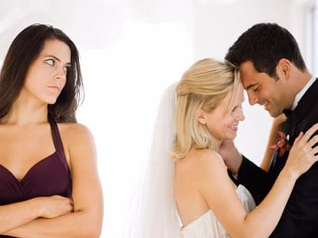 Chồng không ngại vay nợ để "bao" nhân tình. Ảnh minh họa