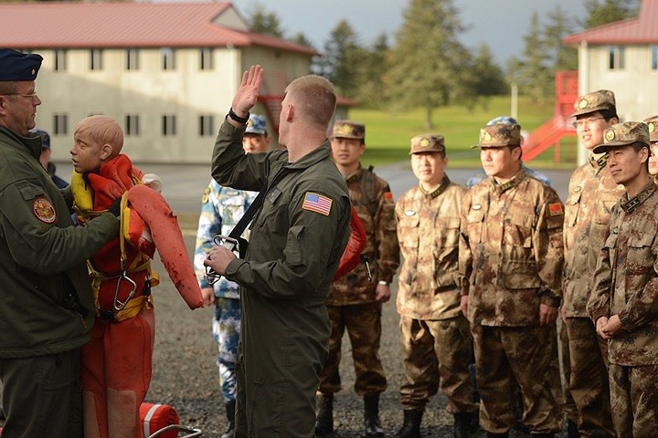 Hạ sĩ quan tuần duyên Mỹ Christopher Hale đang hướng dẫn quy trình cứu hộ cho cán bộ của Trung Quốc.