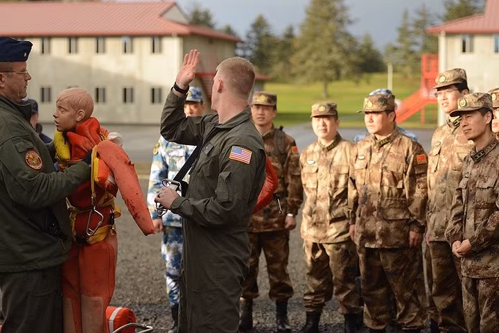 Hạ sĩ quan tuần duyên Mỹ Christopher Hale đang hướng dẫn quy trình cứu hộ cho cán bộ của Trung Quốc.