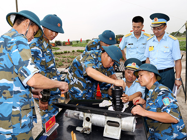 Phát biểu khai mạc Hội thao, đồng chí Phó Tư lệnh Quân chủng Phòng không - Không quân yêu cầu Ban Chỉ đạo, Ban Tổ chức triển khai điều hành Hội thao đúng, đủ nội dung, chương trình chặt chẽ, khoa học và đúng kế hoạch; phát huy tốt tinh thần trách nhiệm, đánh giá kết quả khách quan, trung thực, phản ánh đúng trình độ các đơn vị. Ảnh: Bảo quản khóa nòng.
