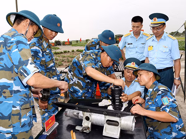 Phát biểu khai mạc Hội thao, đồng chí Phó Tư lệnh Quân chủng Phòng không - Không quân yêu cầu Ban Chỉ đạo, Ban Tổ chức triển khai điều hành Hội thao đúng, đủ nội dung, chương trình chặt chẽ, khoa học và đúng kế hoạch; phát huy tốt tinh thần trách nhiệm, đánh giá kết quả khách quan, trung thực, phản ánh đúng trình độ các đơn vị. Ảnh: Bảo quản khóa nòng.
