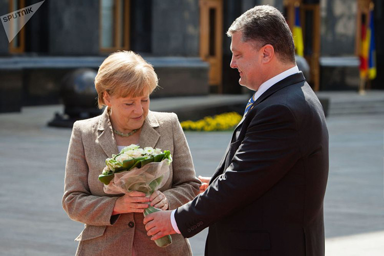 Tổng thống Ukraina Petro Poroshenko cũng tặng cho Thủ tướng Đức Angela Merkel một bó hoa hồng trong cuộc gặp tại Kiev, năm 2014. Ảnh: Sputnik.