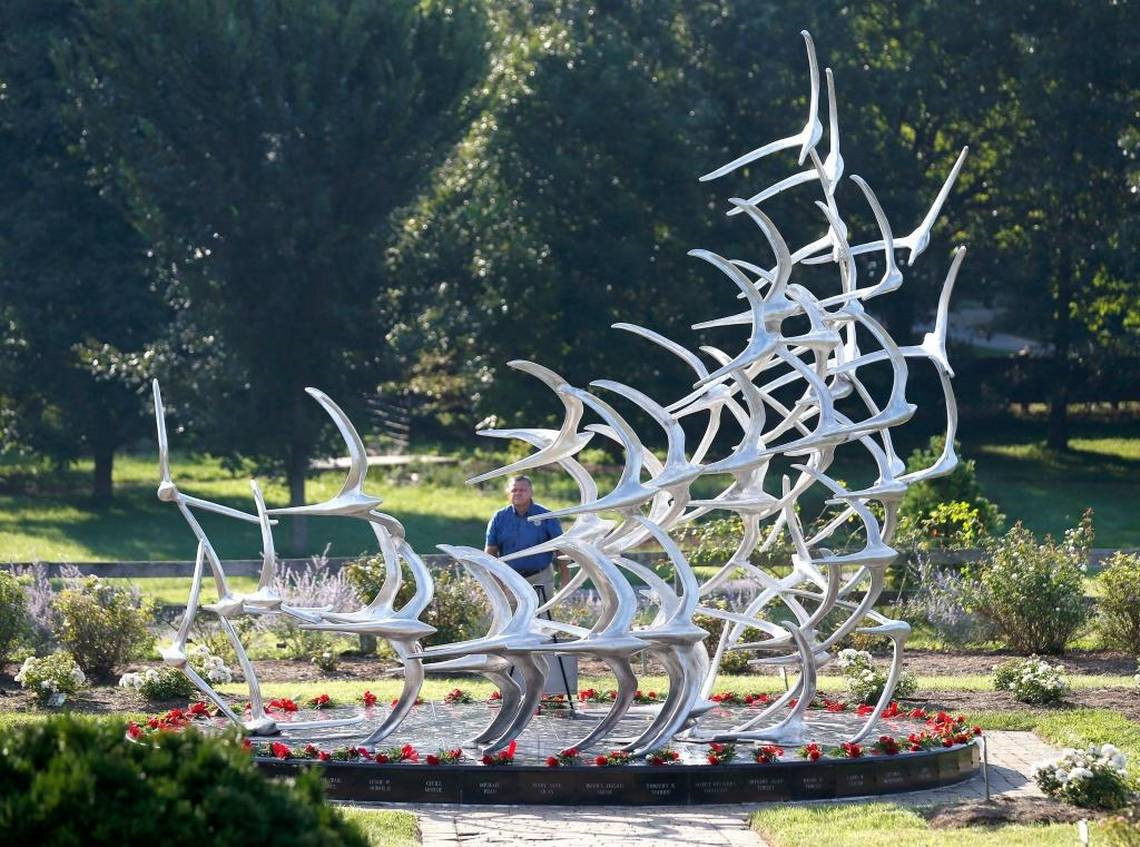 Mỹ: Tháng 8/2006, chiếc máy bay trong chuyến Comair 5191 cất cánh nhầm đường băng tại sân bay Blue Grass, Mỹ. Hậu quả là 47 người thiệt mạng, cơ phó có mặt trên chuyến bay là người duy nhất sống sót. Trong chuyến bay từ thành phố Lexington, bang Kentucky đến thành phố Atlanta, bang Georgia, chiếc máy bay đáng lẽ phải đi vào đường băng 22 nhưng lại cất cánh ở đường số 26 ngắn hơn. Trong ảnh là đài tưởng niệm các nạn nhân của vụ tai nạn. Ảnh: Lexington Herald Leader.