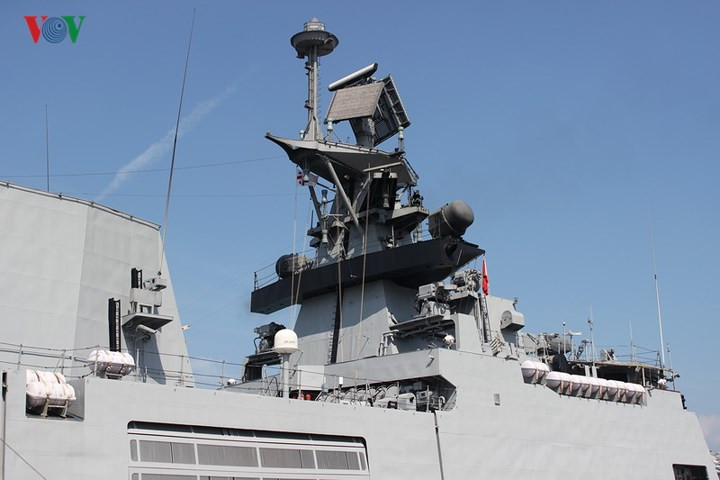 Chuyến thăm lần này của 3 tàu Hải quân Ấn Độ càng có ý nghĩa quan trọng và góp phần vào việc củng cố an ninh và ổn định trong khu vực và trên thế giới. Trong ảnh: Hệ thống thiết bị trên tàu khu trục Sahyadri.
