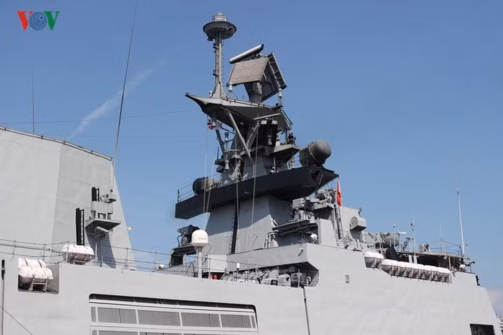 Chuyến thăm lần này của 3 tàu Hải quân Ấn Độ càng có ý nghĩa quan trọng và góp phần vào việc củng cố an ninh và ổn định trong khu vực và trên thế giới. Trong ảnh: Hệ thống thiết bị trên tàu khu trục Sahyadri.