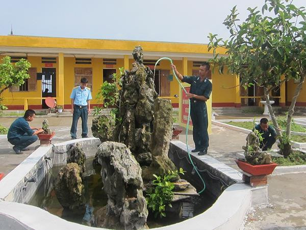 Cán bộ, chiến sĩ Trạm Ra đa 27 củng cố cảnh quan môi trường đơn vị.