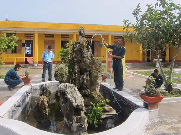 Cán bộ, chiến sĩ Trạm Ra đa 27 củng cố cảnh quan môi trường đơn vị.