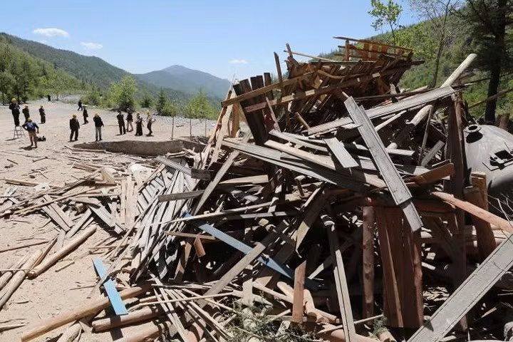 Các nhà báo và các quan chức Triều Tiên dạo quanh khu vực nơi đường hầm thứ 2 và một điểm quan sát của bãi thử Punggye-ri đã bị phá hủy bằng thuốc nổ.