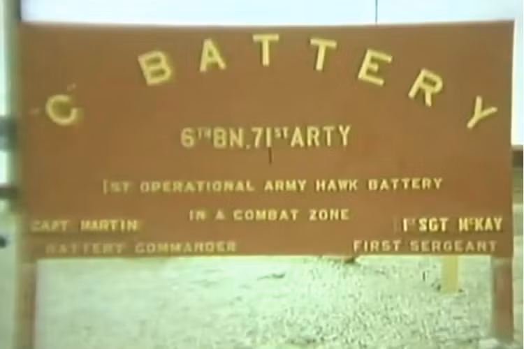 Trong ảnh là tấm bảng đề tên tiểu đoàn 61, trung đoàn phòng không 71 của Lục quân Mỹ gần khu vực DMZ, thậm chí nó còn ghi rõ đơn vị này là đơn vị tên lửa phòng không Hawk. Nguồn ảnh: WWIIPublicDomain.